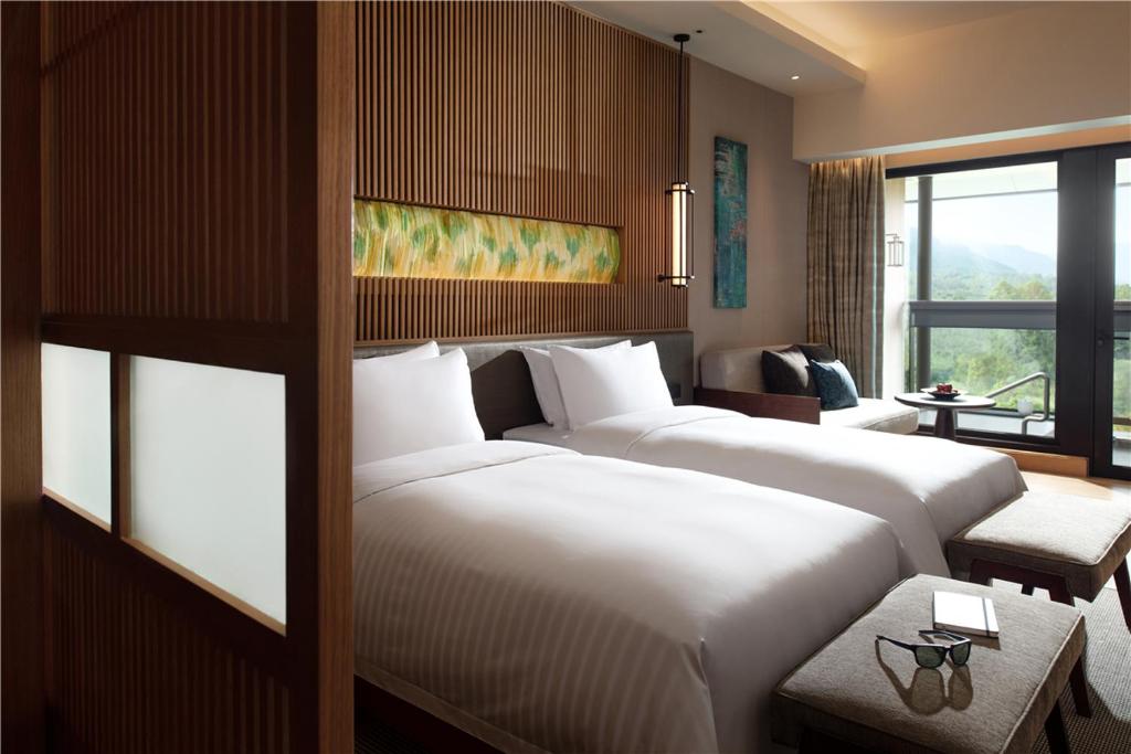 Postel nebo postele na pokoji v ubytování New World Qingyuan Hotel -formerly KHOS QINGYUAN