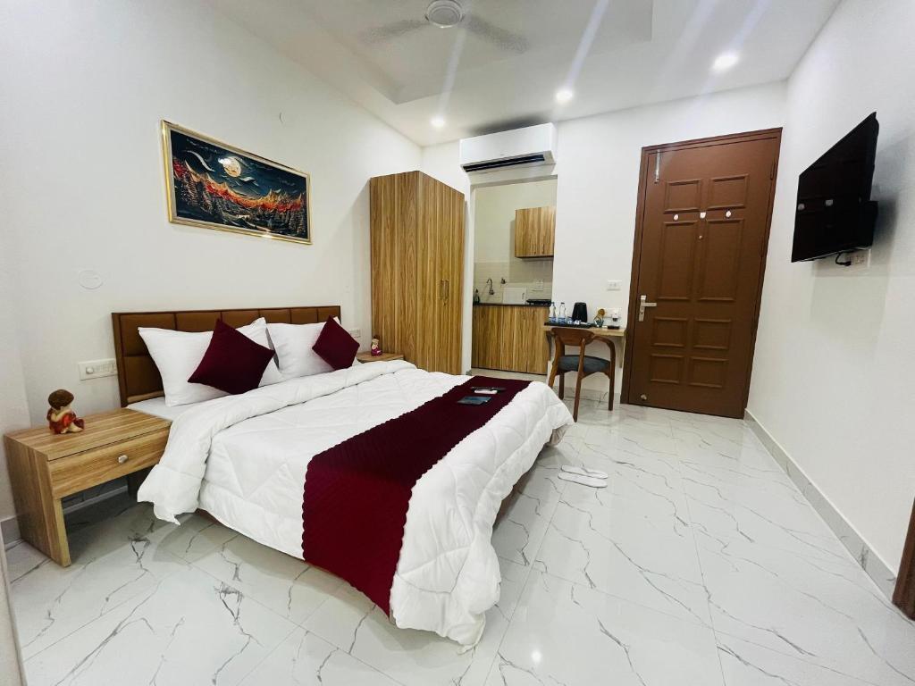 TV a/nebo společenská místnost v ubytování The Lodgers Studio Apartment Infront of Artemis Hospital Gurugram