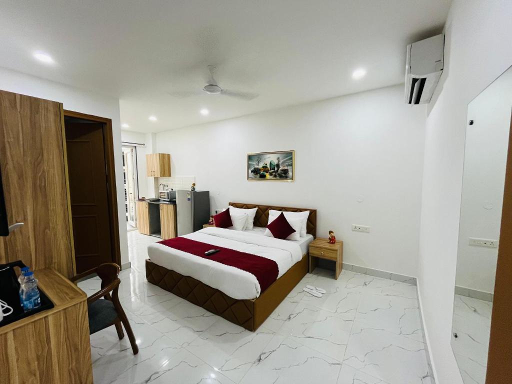 Postel nebo postele na pokoji v ubytování The Lodgers Studio Apartment Infront of Artemis Hospital Gurugram