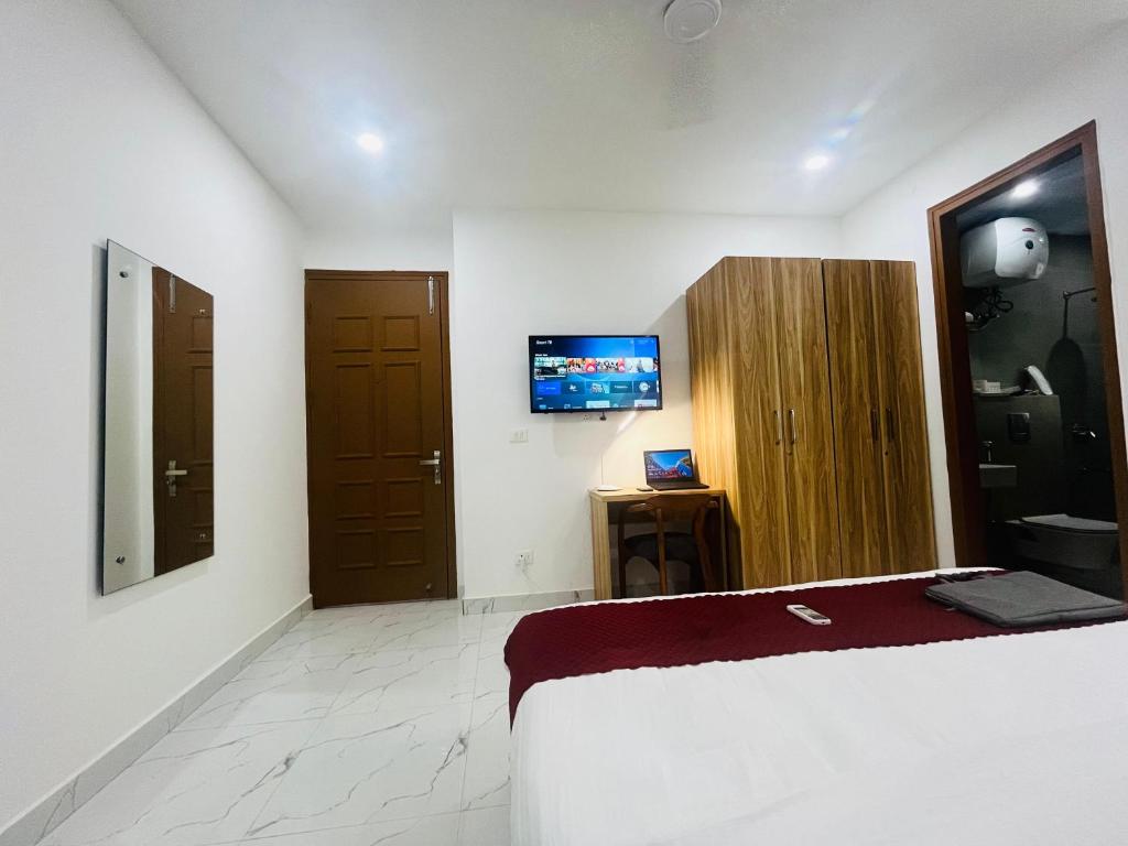 Postel nebo postele na pokoji v ubytování The Lodgers Studio Apartment Infront of Artemis Hospital Gurugram