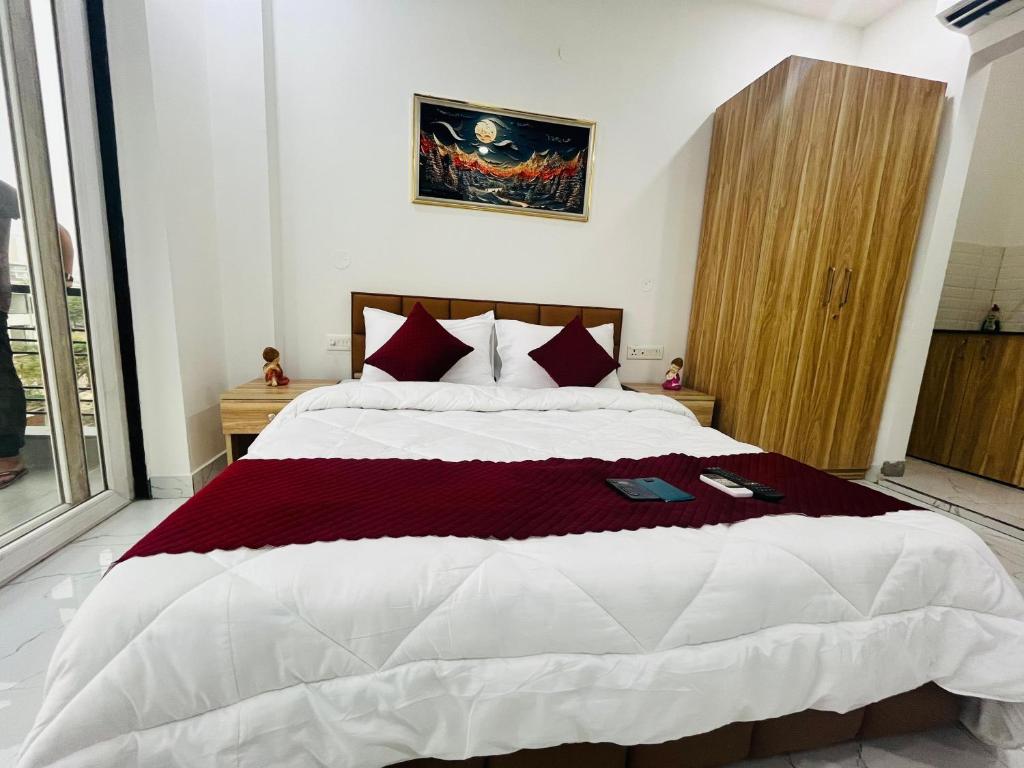 Postel nebo postele na pokoji v ubytování The Lodgers Studio Apartment Infront of Artemis Hospital Gurugram