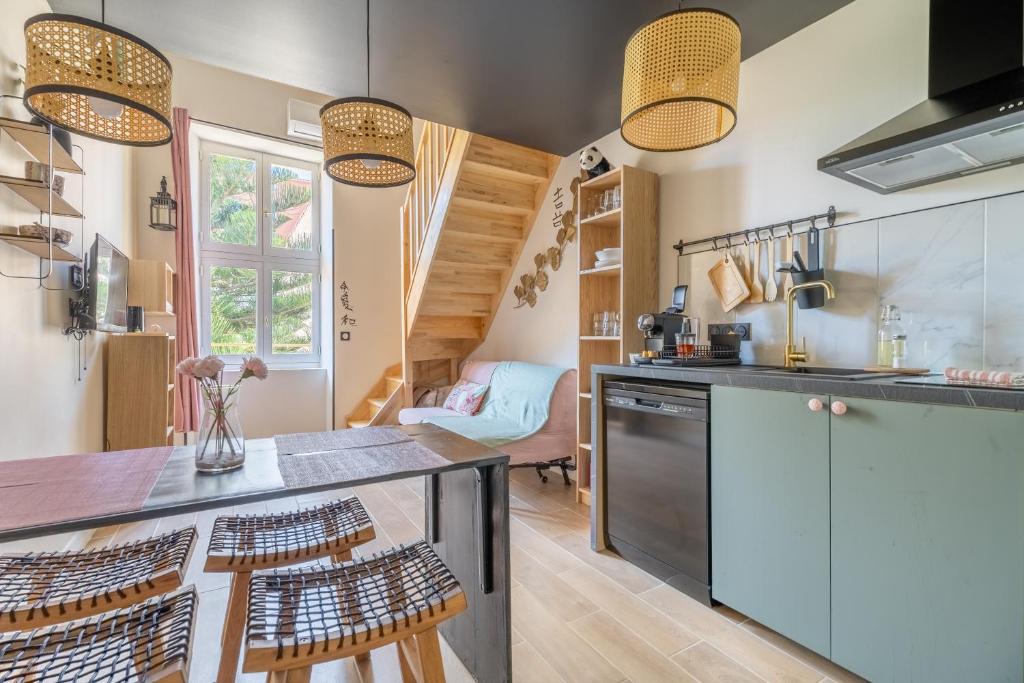 - une cuisine avec un comptoir et des chaises dans la chambre dans l'établissement Le cocon nippon ressort, à Marseille