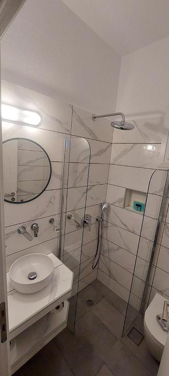 Ванная комната в Morpheas Pension Rooms & Apartments
