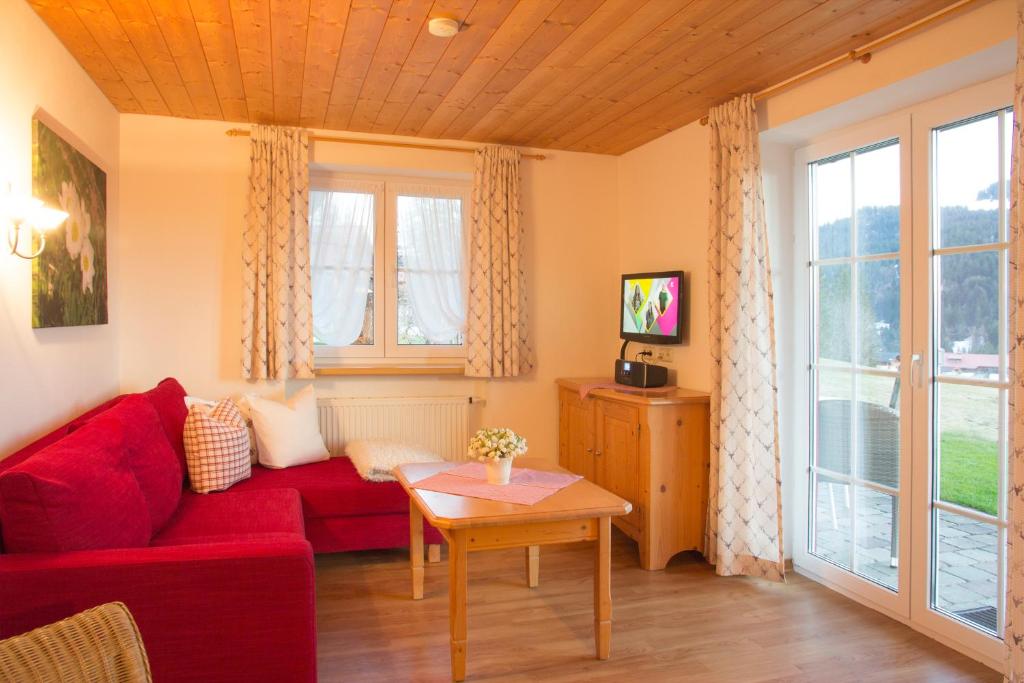 TV a/nebo společenská místnost v ubytování Alpenrösle Ferienwohnungen - Berge - Ruhe - Traumaussicht, 2- und 3-Raum-Wohnungen, Panoramasauna