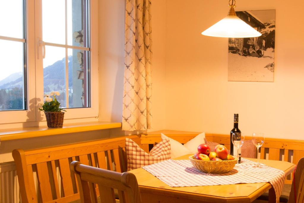 Nápoje v ubytování Alpenrösle Ferienwohnungen - Berge - Ruhe - Traumaussicht, 2- und 3-Raum-Wohnungen, Panoramasauna