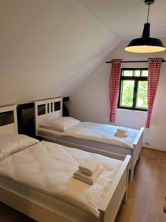 Postel nebo postele na pokoji v ubytování Residence Roubenka Český ráj