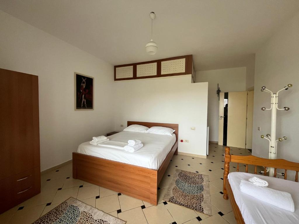 Postel nebo postele na pokoji v ubytování Rei’s place