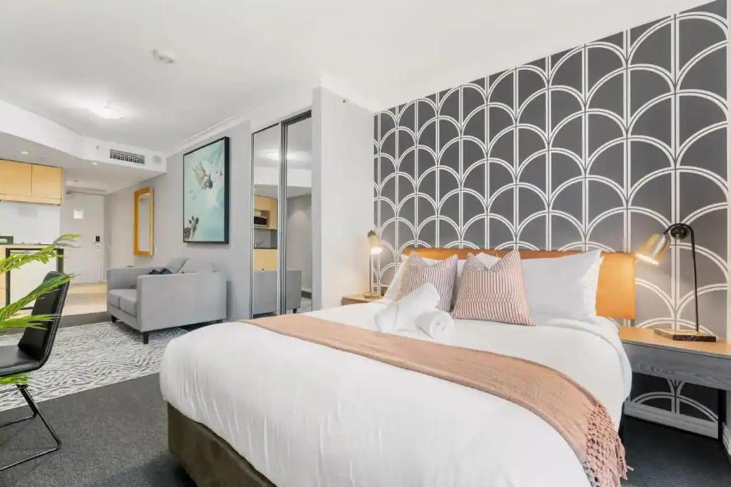 Ένα ή περισσότερα κρεβάτια σε δωμάτιο στο KozyGuru | Haymarket Theatre Precinct City Studio