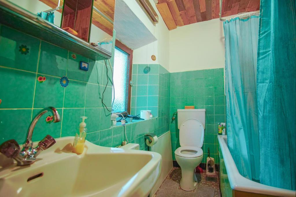 Koupelna v ubytování Elventhal - Private Chalet in alpine valley