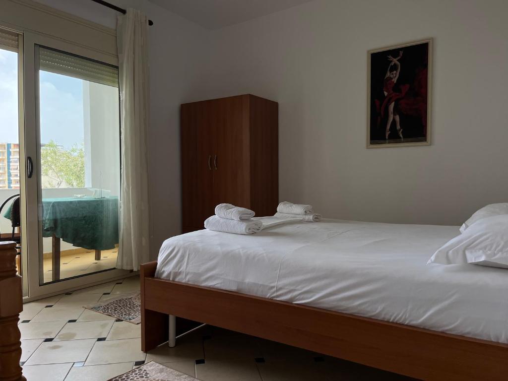 Postel nebo postele na pokoji v ubytování Rei’s place