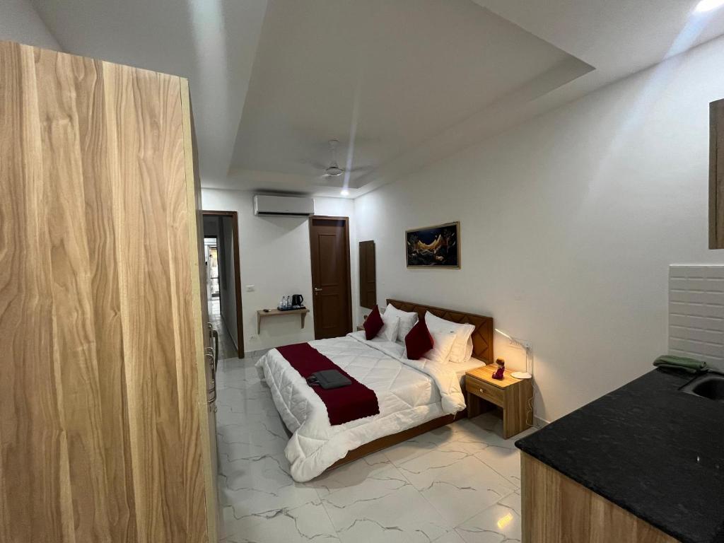 Postel nebo postele na pokoji v ubytování The Lodgers Studio Apartment Infront of Artemis Hospital Gurugram