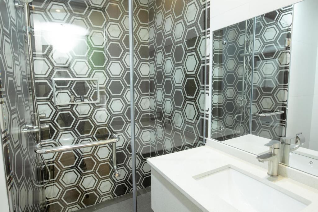Koupelna v ubytování Hamersons Hotel CDO