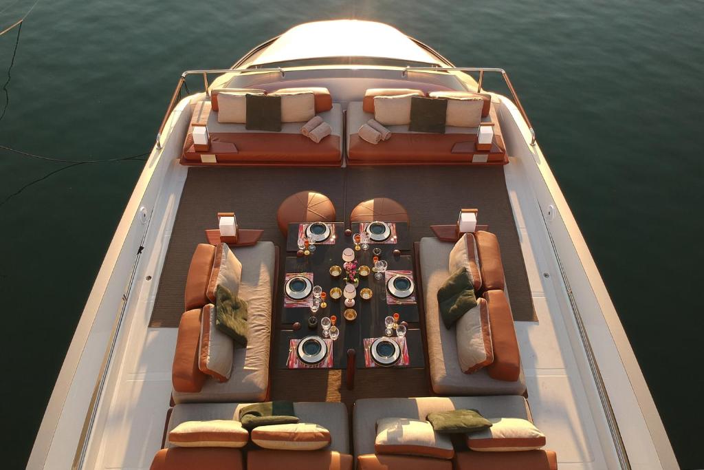 House of Hütter Floating Home Goldfinger, La Savina Tarifs 2024