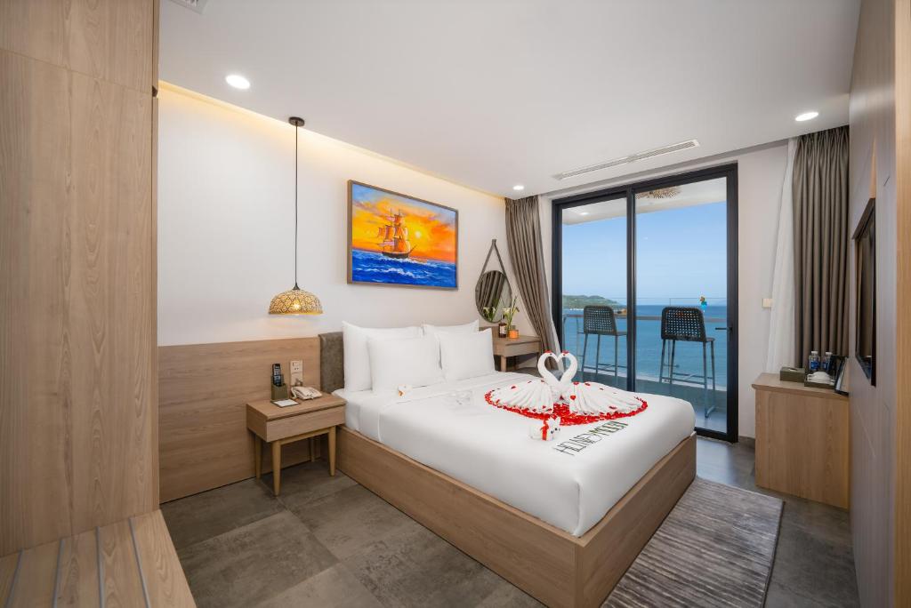Postel nebo postele na pokoji v ubytování Nguyen Gia Hotel