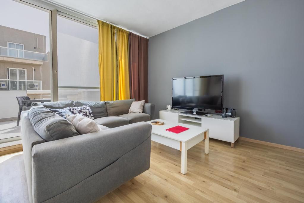 TV a/nebo společenská místnost v ubytování Cosy 2BR Sunlit Penthouse with Large Front Terrace - Close to St Julian's, Sliema, & Valletta