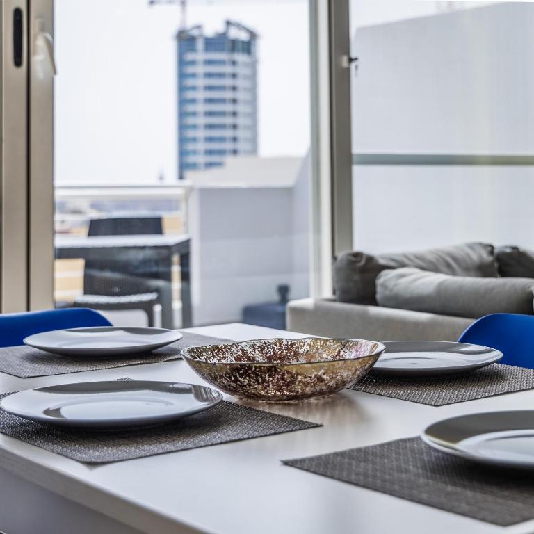 Posezení v ubytování Cosy 2BR Sunlit Penthouse with Large Front Terrace - Close to St Julian's, Sliema, & Valletta