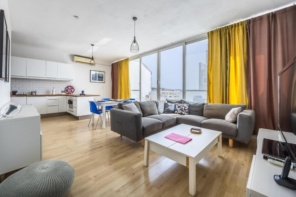 Posezení v ubytování Cosy 2BR Sunlit Penthouse with Large Front Terrace - Close to St Julian's, Sliema, & Valletta
