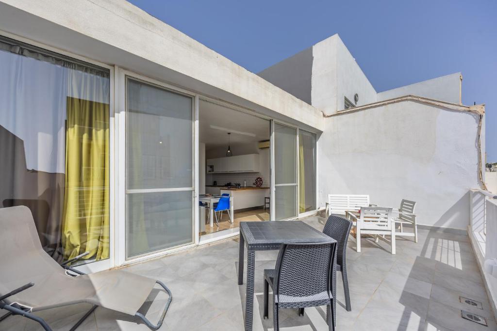 Balkón nebo terasa v ubytování Cosy 2BR Sunlit Penthouse with Large Front Terrace - Close to St Julian's, Sliema, & Valletta