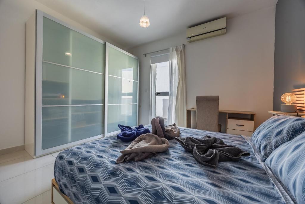 Postel nebo postele na pokoji v ubytování Cosy 2BR Sunlit Penthouse with Large Front Terrace - Close to St Julian's, Sliema, & Valletta