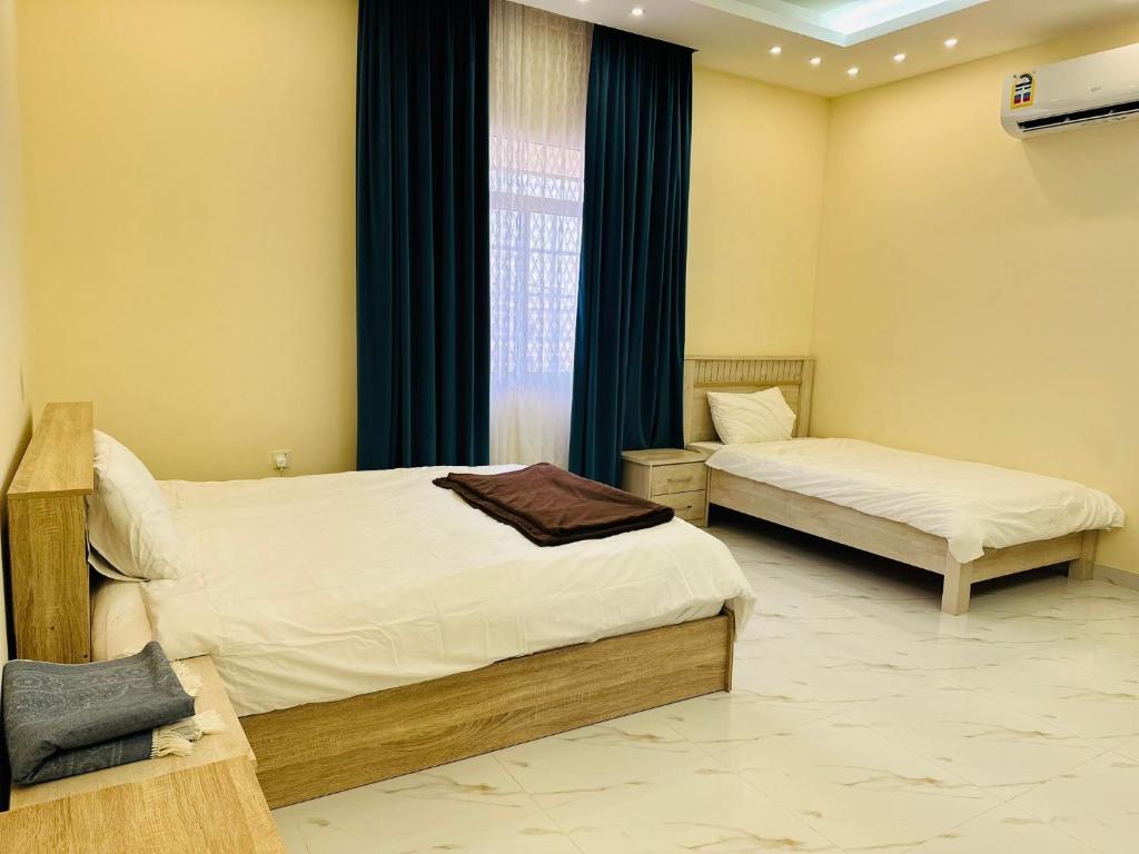 Postel nebo postele na pokoji v ubytování فيلا المزار villa almazar