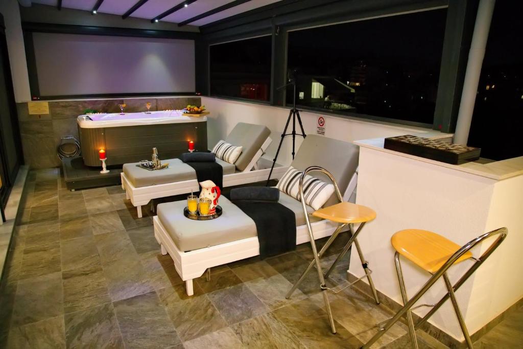Χώρος καθιστικού στο Alex Suite with private jacuzzi