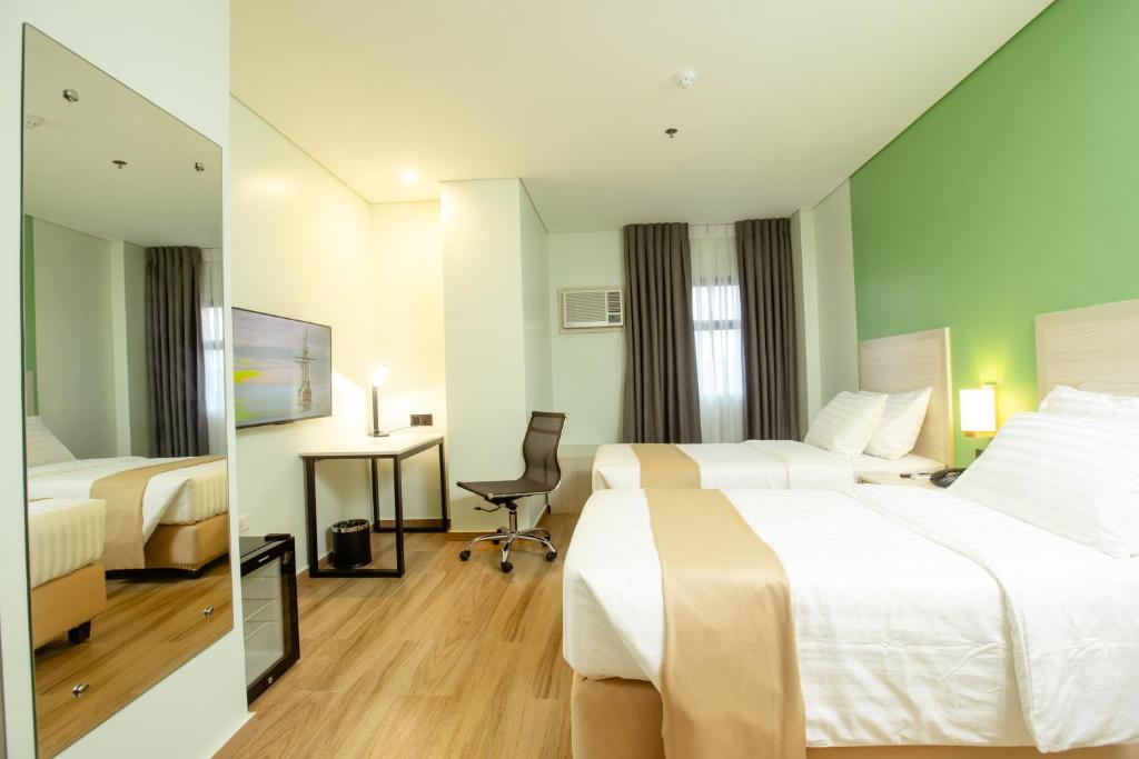 Postel nebo postele na pokoji v ubytování Hamersons Hotel CDO