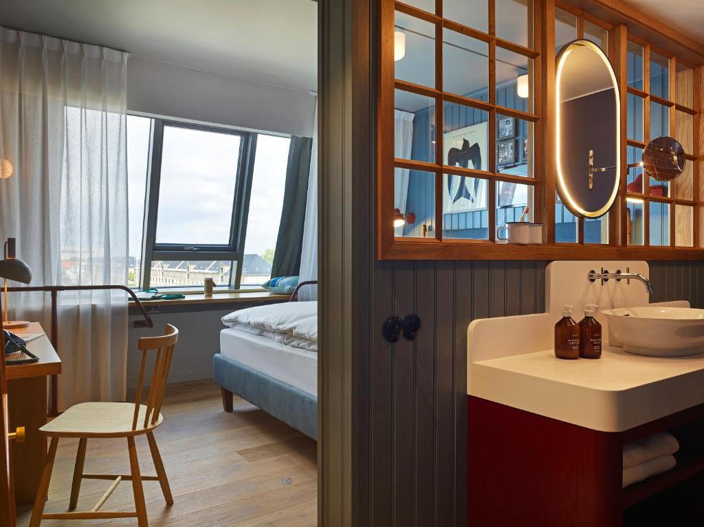 Postel nebo postele na pokoji v ubytování 25hours Hotel Paper Island