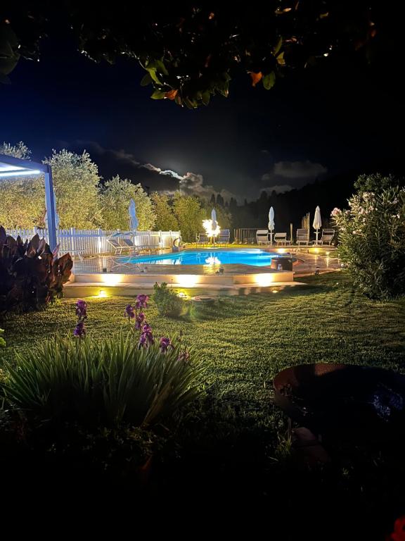 Bazén v ubytování Agriturismo Montefabbrello nebo v jeho okolí