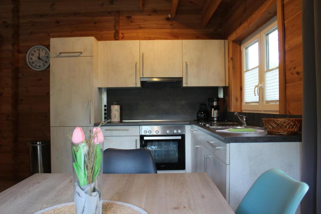 Kuchyň nebo kuchyňský kout v ubytování Ferienhaus Harmonie, Sauna,Seeblick, familienfreundlich