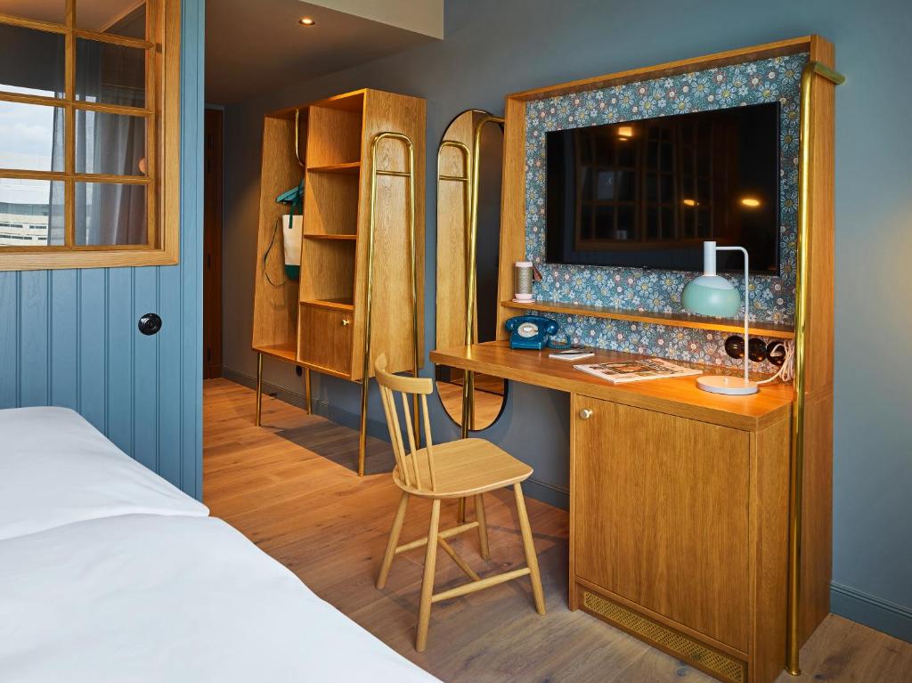 Postel nebo postele na pokoji v ubytování 25hours Hotel Paper Island