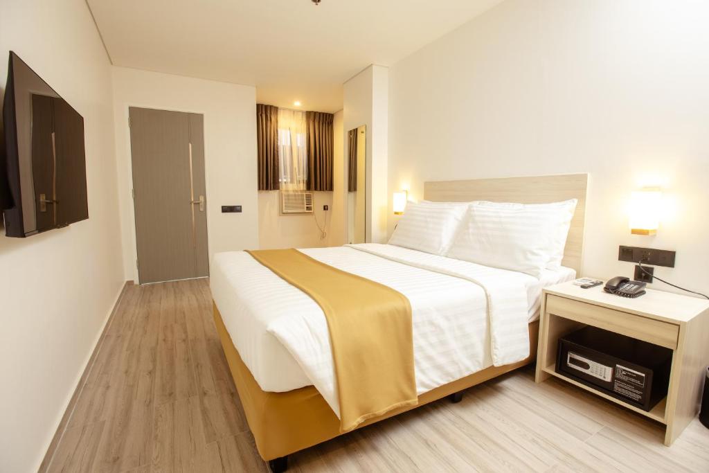Postel nebo postele na pokoji v ubytování Hamersons Hotel CDO