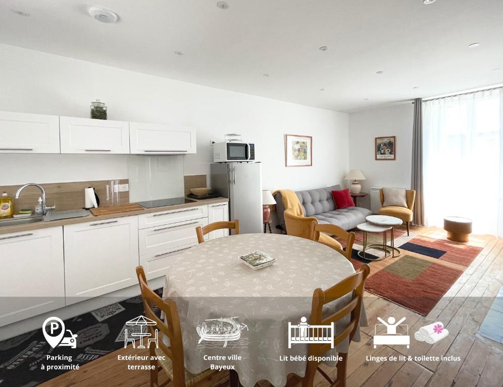 une cuisine et un salon avec une table et des chaises dans l'établissement Le 58 Bayeux bel apt bien équipé centre ville parking gratuit à proximité, à Bayeux