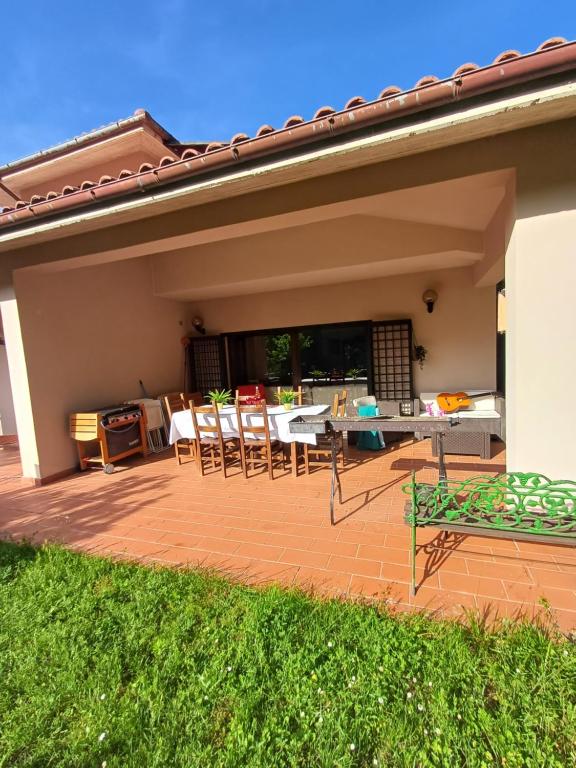 a patio with a table and chairs under a house at Villa Rosa in Caporciano
