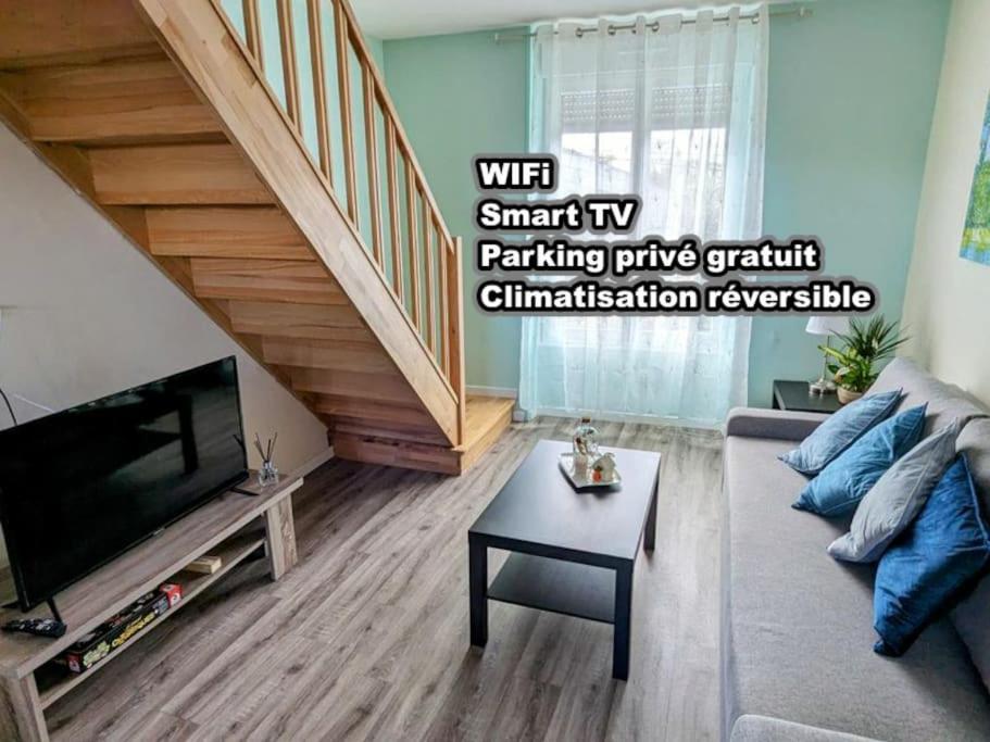 TV a/nebo společenská místnost v ubytování Les loges de Véro DUPLEX , appartement NEUF classé 3 étoiles - Garage vélo et moto - Parking Privé - 1 chambre et un canapé convertible - Géré par PrestaZen'Services