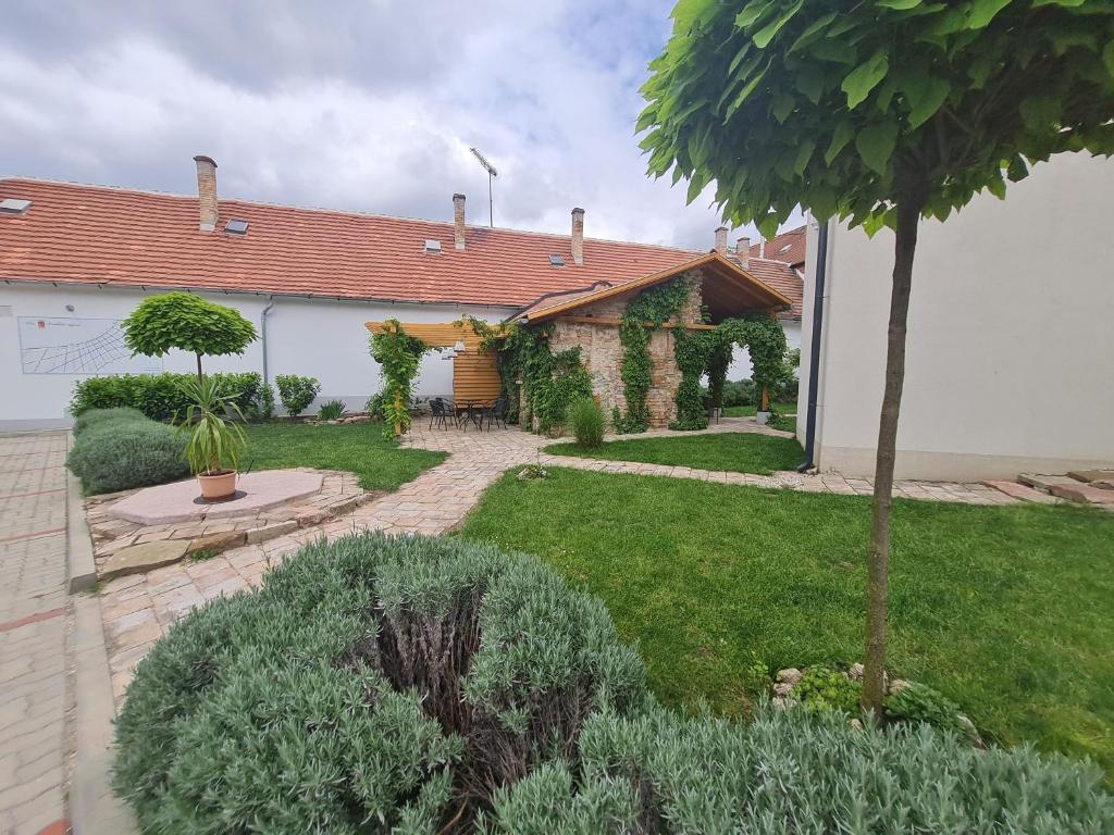 Zahrada ubytování Kossuth Apartmanház