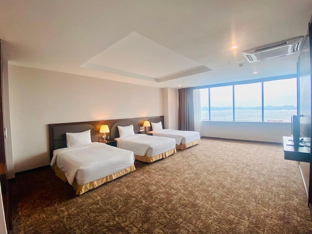 Muong Thanh Grand Ha Long Hotel - 带有景观的三重房间
