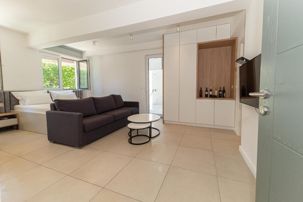 een woonkamer met een bank en een tafel bij Horizont studio in Becici