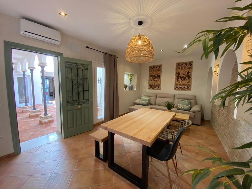 a dining room with a table and a couch at Apartamento Isaac Peral 2 in Chipiona