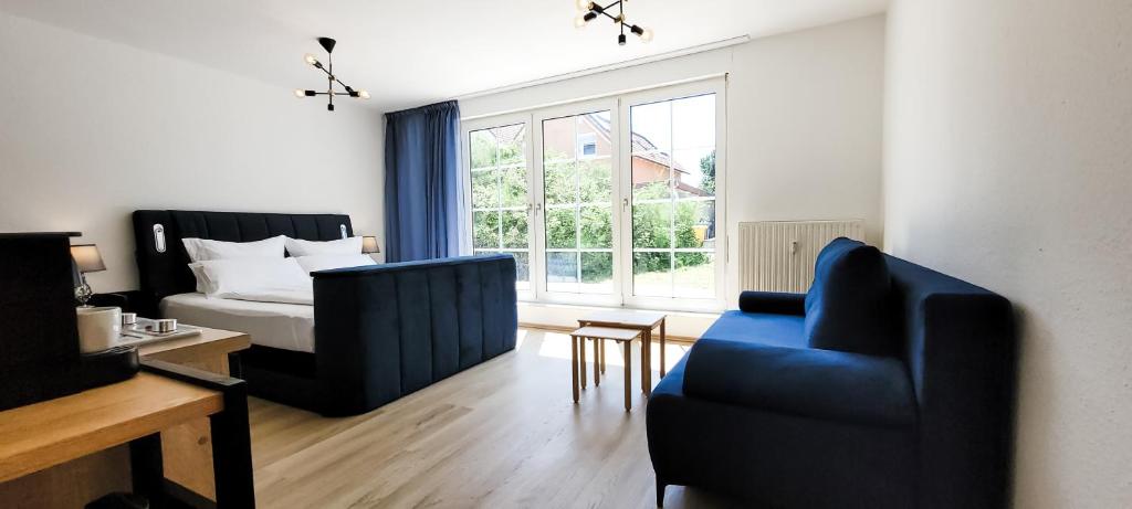 Кровать или кровати в номере KOMM - Terrasse- Parkplatz- Küche- Boxspringbett