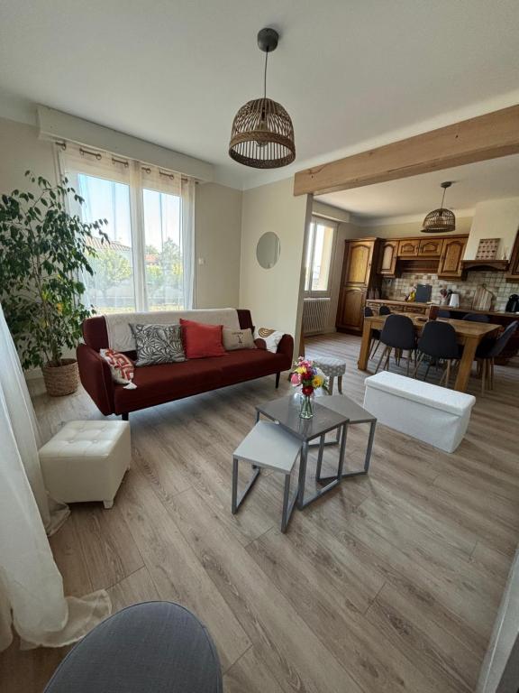 un salon avec un canapé et une table dans l'établissement Maison de vacance Talmont st hilaire, à Saint-Hilaire-de-Talmont