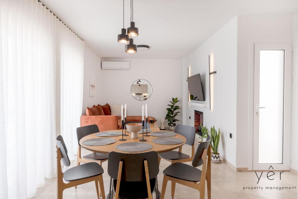 Posezení v ubytování Seaside Luxury - 3 Min to Freatida Beach