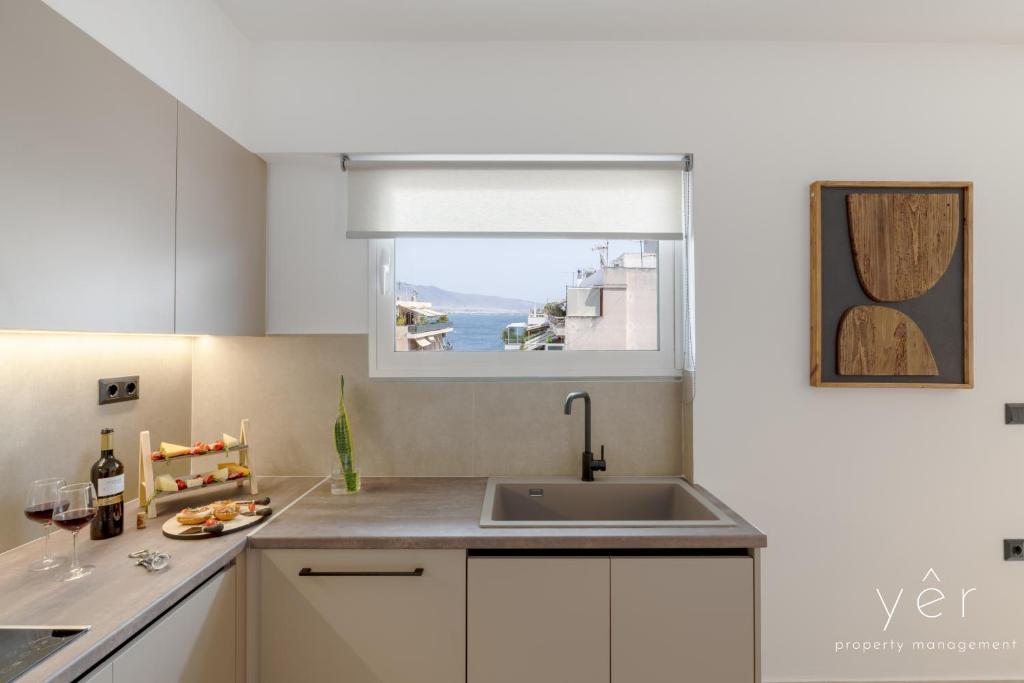 Kuchyň nebo kuchyňský kout v ubytování Seaside Luxury - 3 Min to Freatida Beach