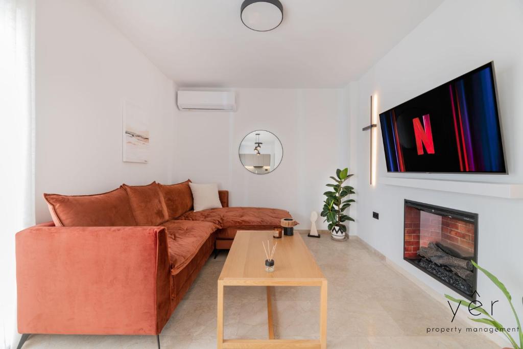 TV a/nebo společenská místnost v ubytování Seaside Luxury - 3 Min to Freatida Beach