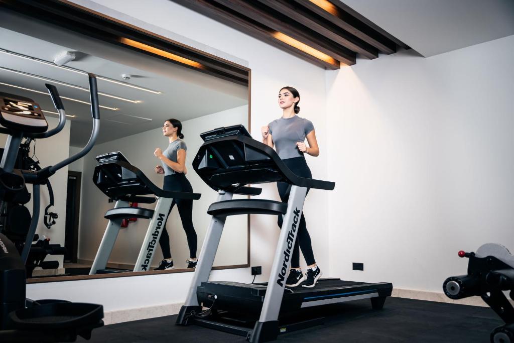 Fitness centrum a/nebo fitness zařízení v ubytování Kyriad Muscat