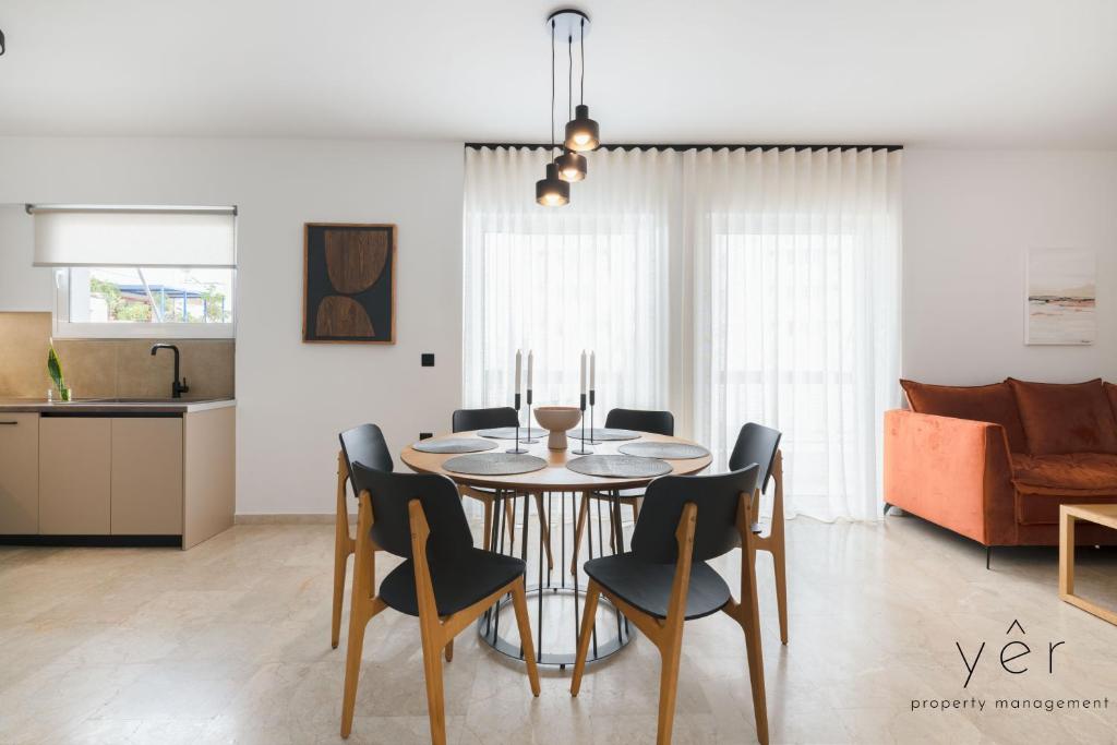 Fotografie z fotogalerie ubytování Seaside Luxury - 3 Min to Freatida Beach v destinaci Piraeus