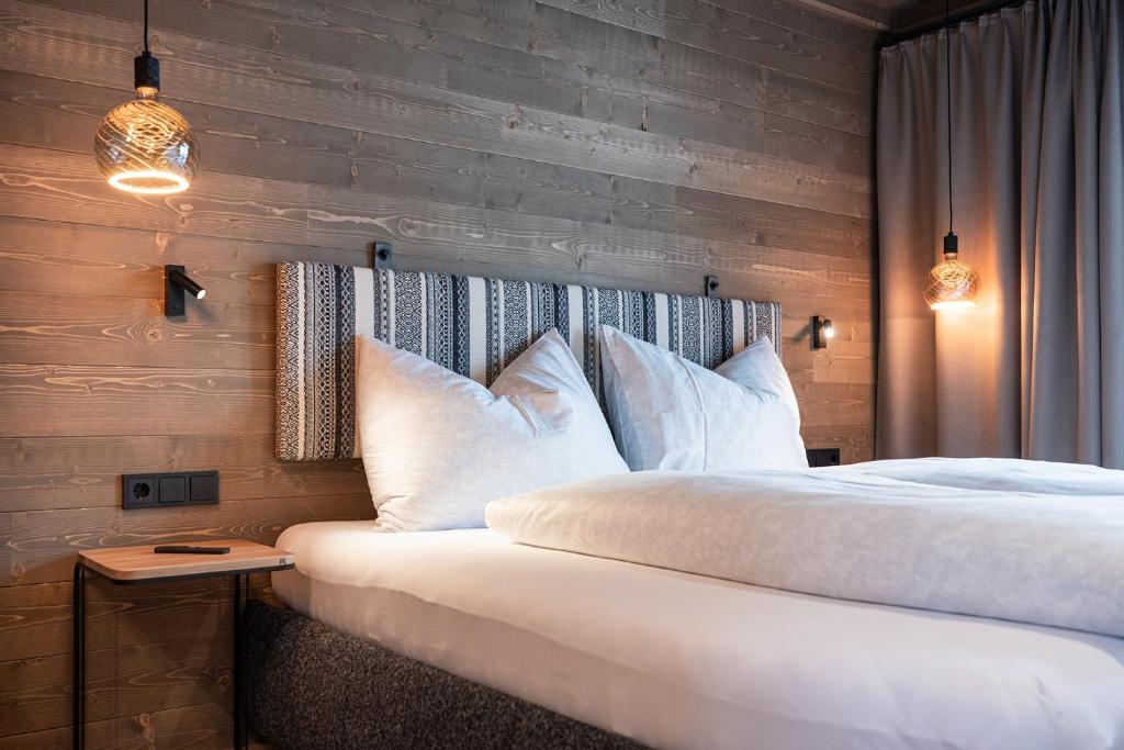 En eller flere senger på et rom på Luf Lodges