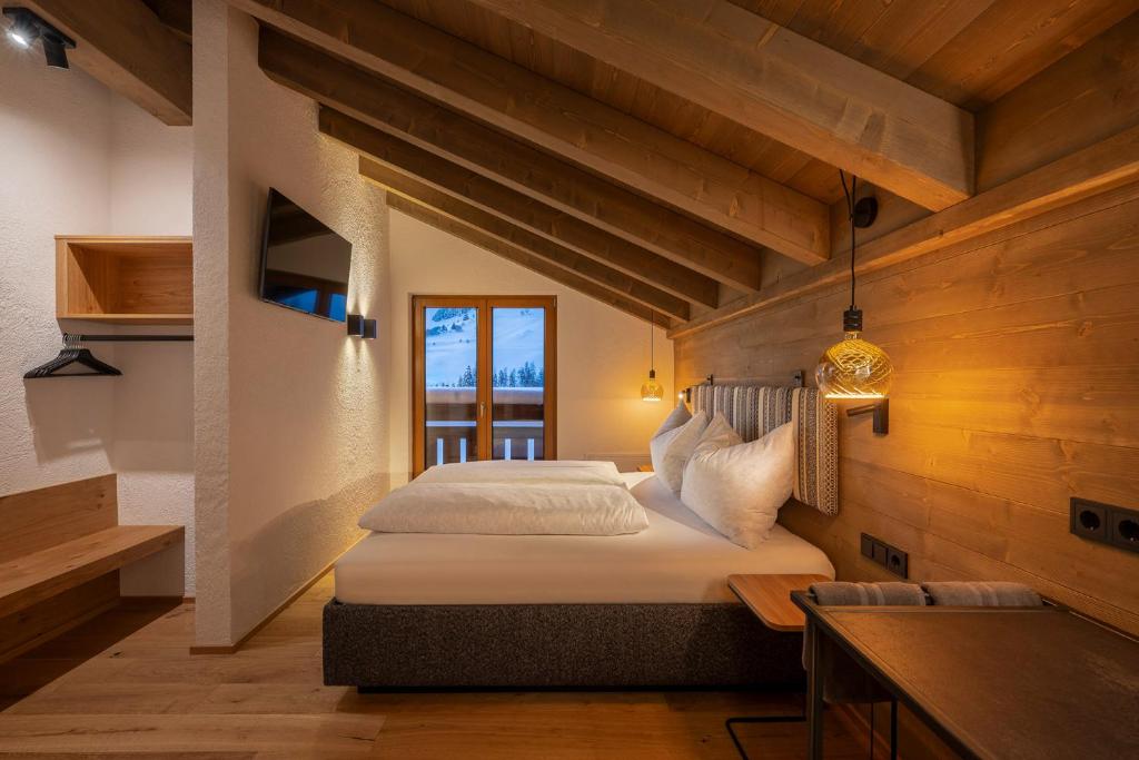 En eller flere senger på et rom på Luf Lodges