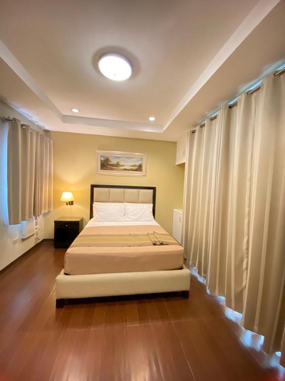 Postel nebo postele na pokoji v ubytování Prism Hotel