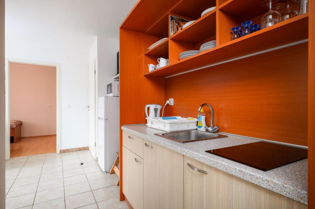 Kuchyň nebo kuchyňský kout v ubytování Ven Apartmani