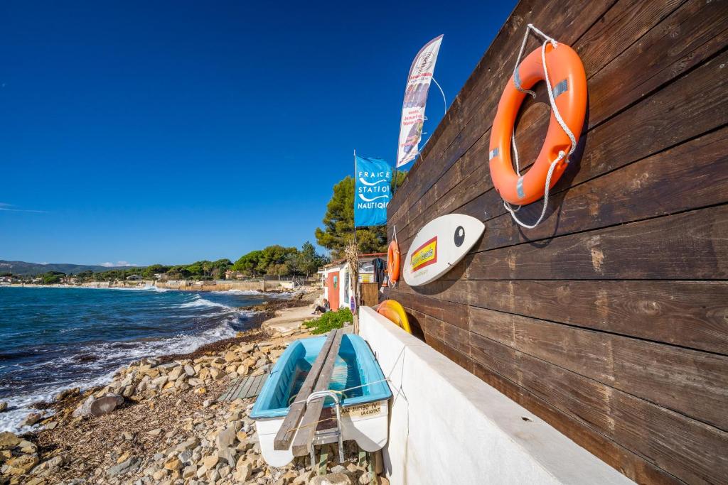 deux bateaux sur un mur à côté d'une plage dans l'établissement Le Saint Jean, à 10 minutes de la plage, à La Ciotat